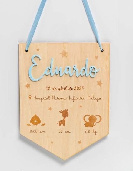 Banderín de madera con datos de niño en azul para Bautizo 