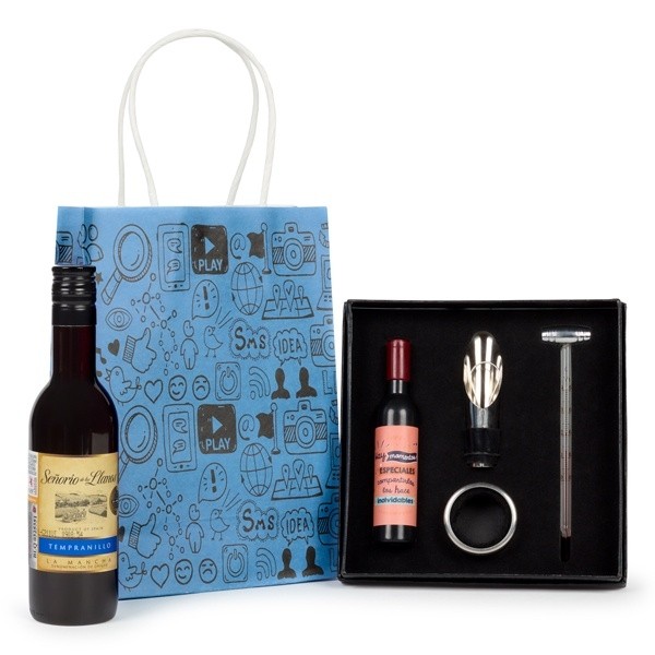 Detalle Bautizo Vino mas estuche con accesorios en bolsa regalo