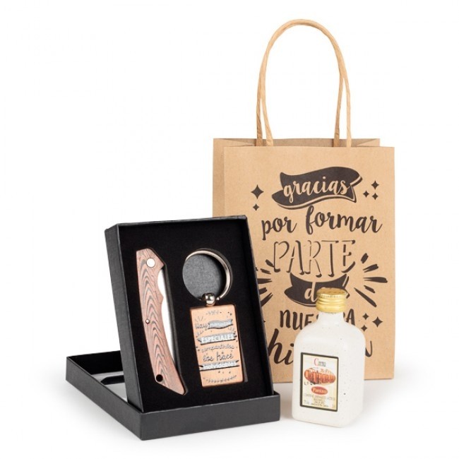 Detalle Bautizo Botella licor con set navaja y llavero de madera en bolsa