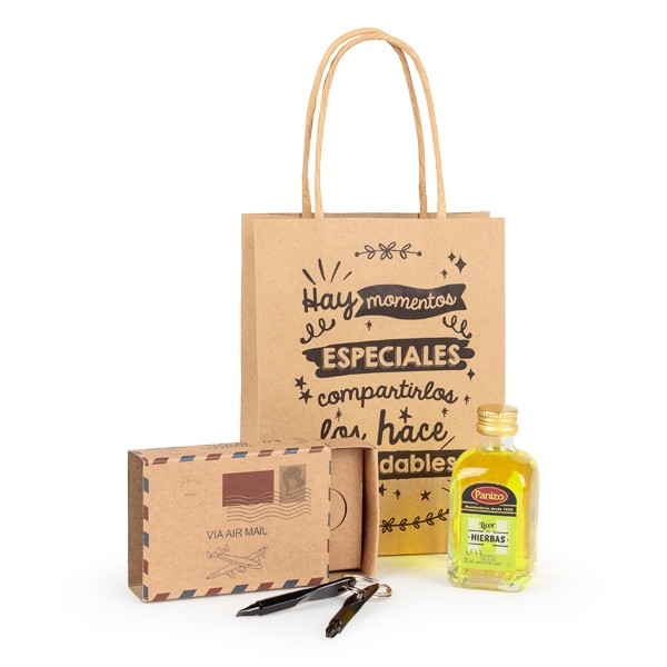 Detalle Bautizo Botella licor con llavero herramientas en caja postal en bolsa