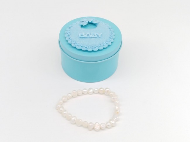 Pulsera natural en caja azul para regalo de bautizo