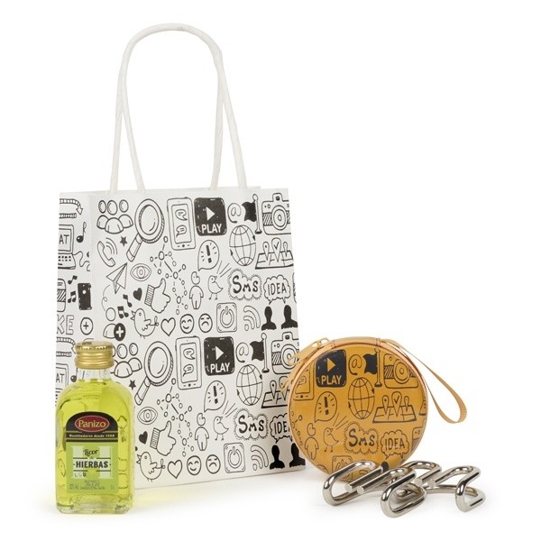 Detalle Bautizo monedero con juego de metal y botella licor en bolsa