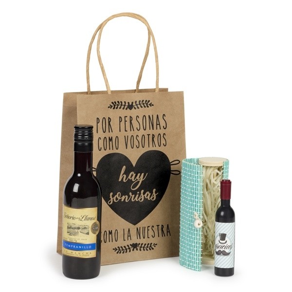 Detalle de Bautizo Botella de vino y estuche de bambú con abridor en bolsa Kraft