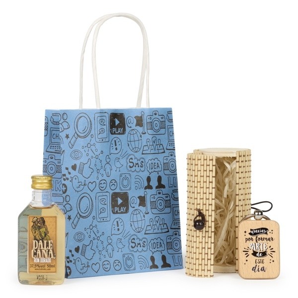 Detalle Bautizo Botellita de licor y llavero de madera en estuche de bambú con bolsa