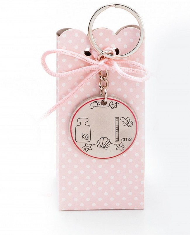 Llavero con datos de la niña en caja con peladillas para Detalle de Bautizo