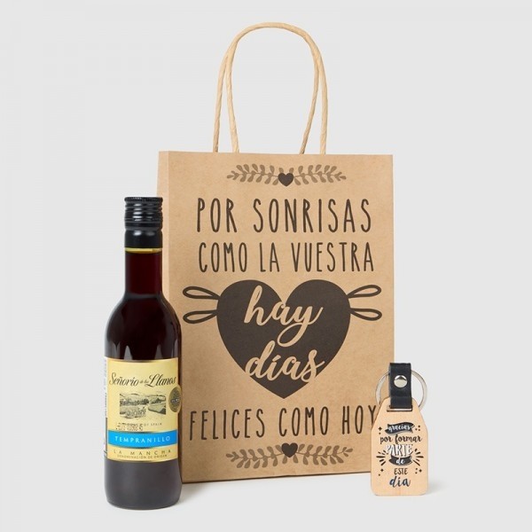 Detalle Bautizo llavero frases cuero con vino con bolsa