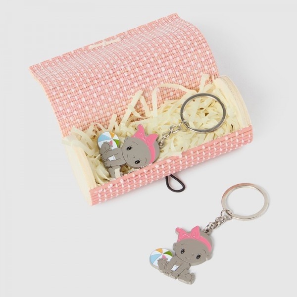 Caja bambú con llavero niña pelota rosa