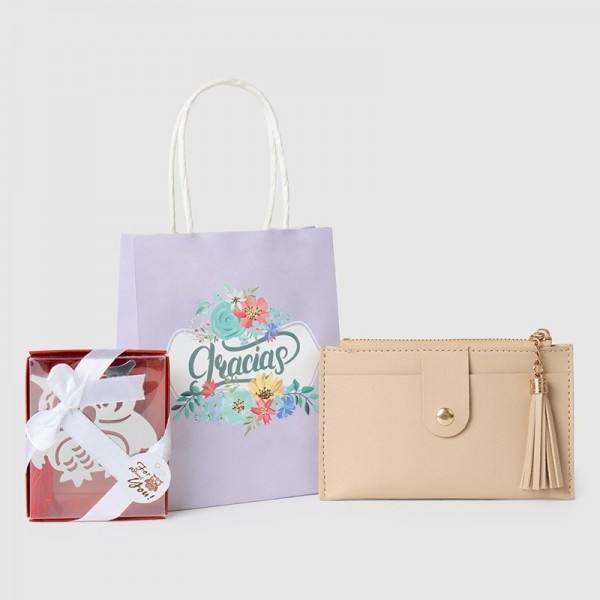 Detalle bautizo billetera con marcapáginas de búho