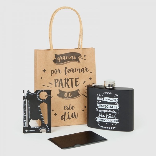 Te lo presentamos en una bolsa super chula con unas frases super originales que a tus invitadas les encantara. La bolsa es de Kraft marrón con sus encantadoras frases, y su medida es de 12 cm de ancho, 16 cm de alto y 6 cm de fondo. Las bolsas se enviaran