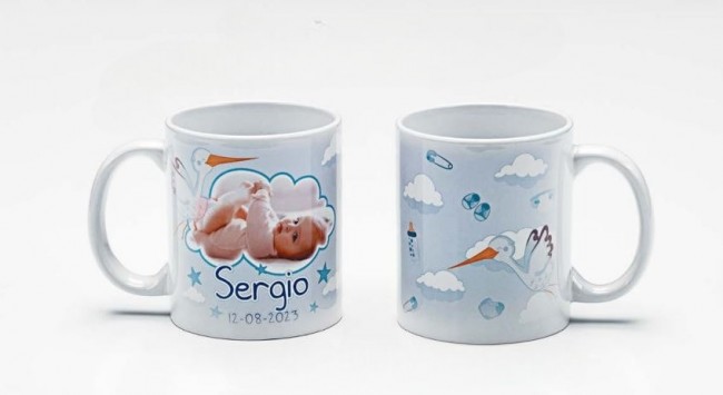 Taza cigüeña con personalización azul para detalle bautizo