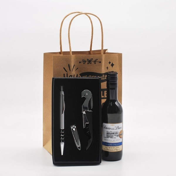 Detalle Bautizo Vino con bolígrafo, cortaúñas y abridor en bolsa regalo