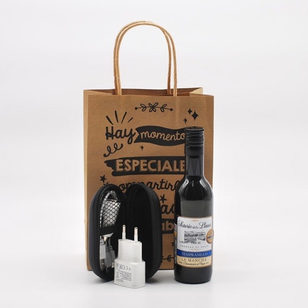 Detalle Bautizo Vino con set de cargadores en bolsa regalo