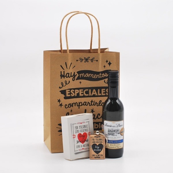 Detalle Bautizo Vino con llavero madera en bolsa regalo