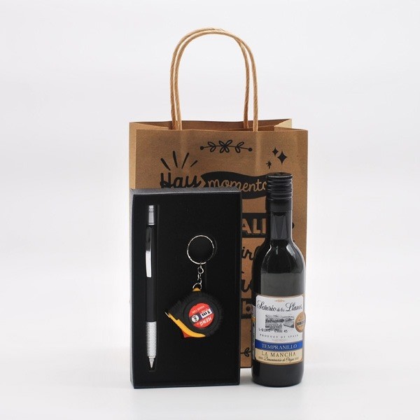 Detalle Bautizo Vino con metro y bolígrafo con herramientas