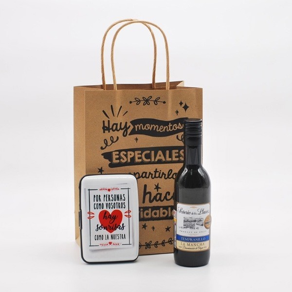 Detalle Bautizo Vino con tarjetero en bolsa regalo