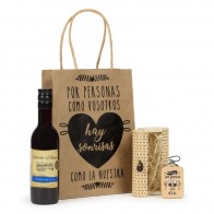 Botella de vino y llavero de madera en estuche de bambú Detalle de Bautizo