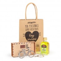 Detalle Bautizo Botella licor con llavero bicicleta en bolsa regalo