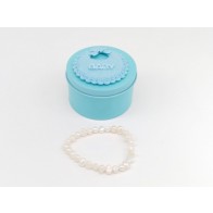 Pulsera natural en caja azul para regalo de bautizo