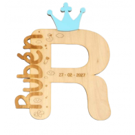 Inicial de madera y metacrilato con corona azul