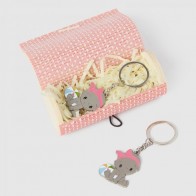 Caja bambú con llavero niña pelota rosa