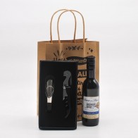 Detalle Bautizo Vino con antigoteo y abridor en bolsa