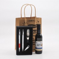 Detalle Bautizo Vino con antigoteo, bolígrafos y cortauñas en bolsa regalo 