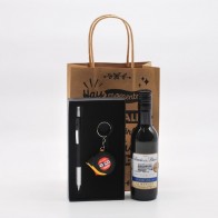 Detalle Bautizo Vino con metro y bolígrafo con herramientas