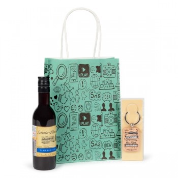 Detalle Bautizo en bolsa Kraft con botella de vino y llavero de madera frases