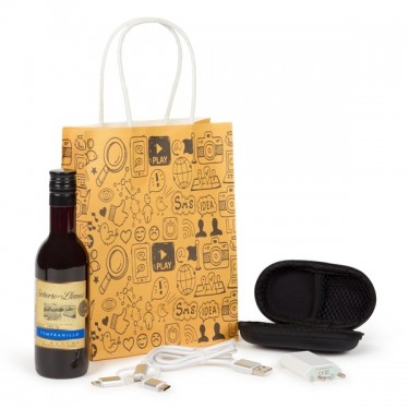 Detalle Bautizo Cargador multiconector en estuche y botella de vino con bolsa