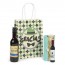 Detalle de Bautizo Botella de vino y estuche de bambú con abridor en bolsa Kraft